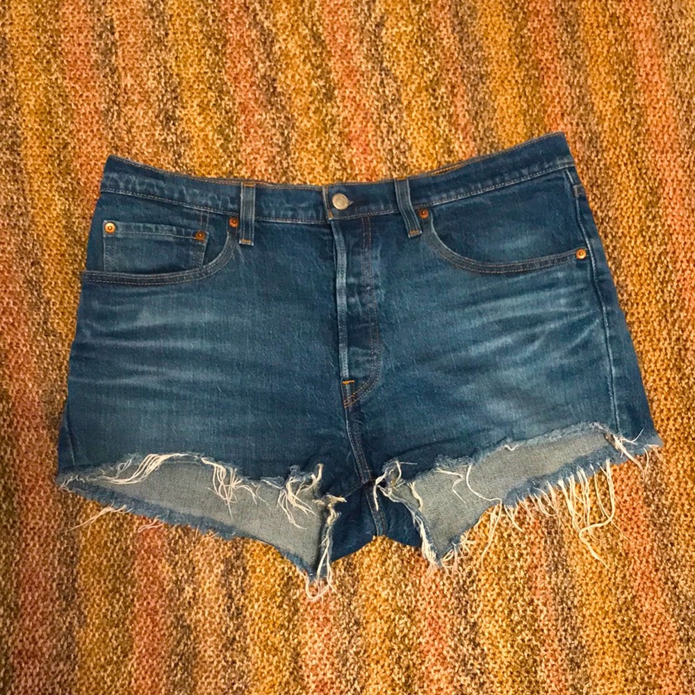High-waisted Levi shorts